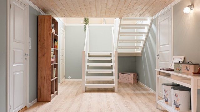 Innerst ved trappen finnes en romslig vinkelbod med gode lagringsmuligheter.
