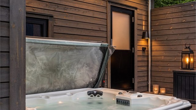 Jacuzzien er lekkert, nedfelt i terrassen og svært praktisk med direkte tilkomst inn til bad. Det er og montert utekran for vann ved jacuzzien, i tillegg til ved carport