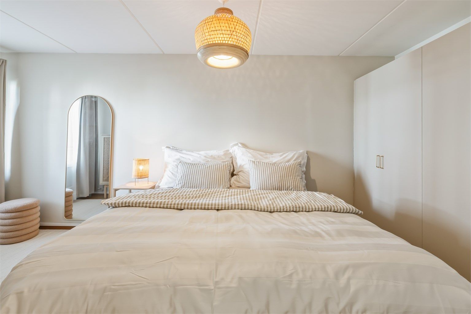 Hovedsoverommet har plass til dobbeltseng med tilhørende nattbord på hver side. Det er også plass til klesskap langs den ene veggen.
