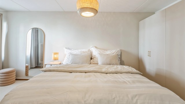 Hovedsoverommet har plass til dobbeltseng med tilhørende nattbord på hver side. Det er også plass til klesskap langs den ene veggen.