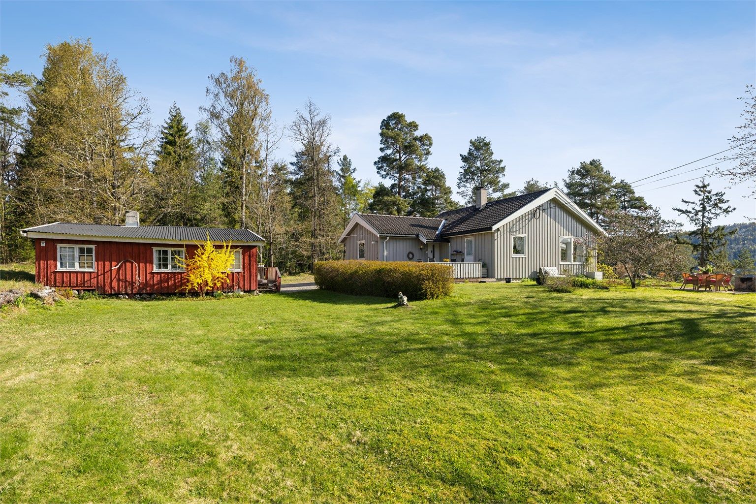 Eiendommen har en romslig hage med gressplen, dekorativ beplantning og frukttrær. God plass til oppføring av drivhus og f.eks grønnsakshage. I tillegg god plass til lek og aktivitet.