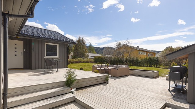 Terrassen har den senere tid blitt utvidet og er på ca 60 kvm. Røropplegg til utekran er lagt opp på nytt