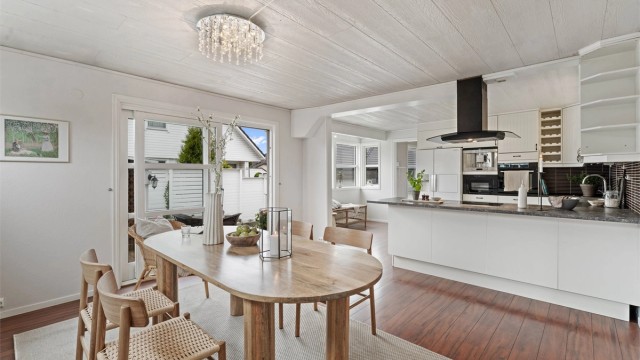Spisestuen har god plass til et stort spisebord for sammenkomster.