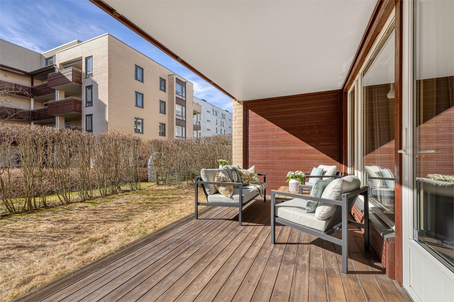 Velkommen til Søster Mathildes gate 11. En stor og tiltalende leilighet med usjenert og solrik uteplass.