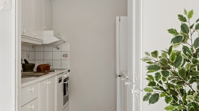 Kjøkkenet har innredning med profilerte fronter og laminert benkeplate.