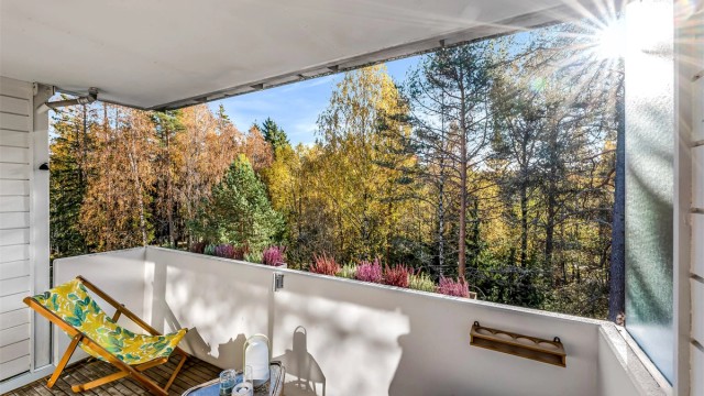 Vil du bo med marka som nærmeste nabo?
Velkommen til 3-roms toppleilighet i Bølerlia 123 i populære Haraløkka borettslag.