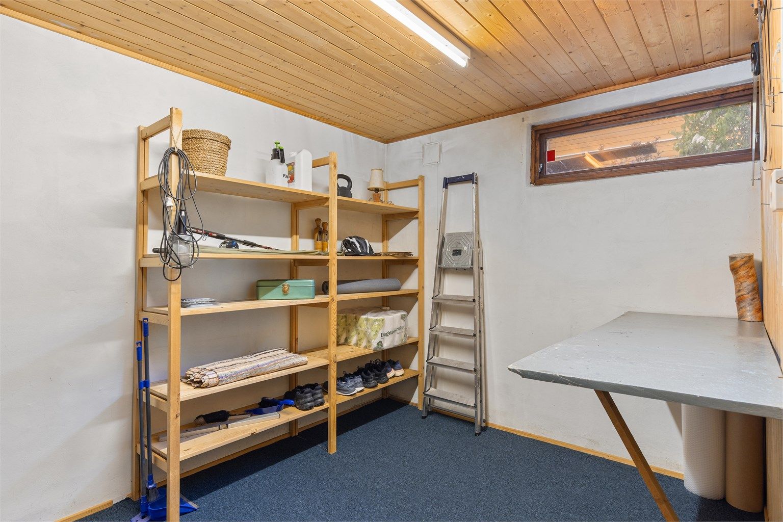 Hobbyrom/bod innenfor rommet som er benyttet som kjellerstue
