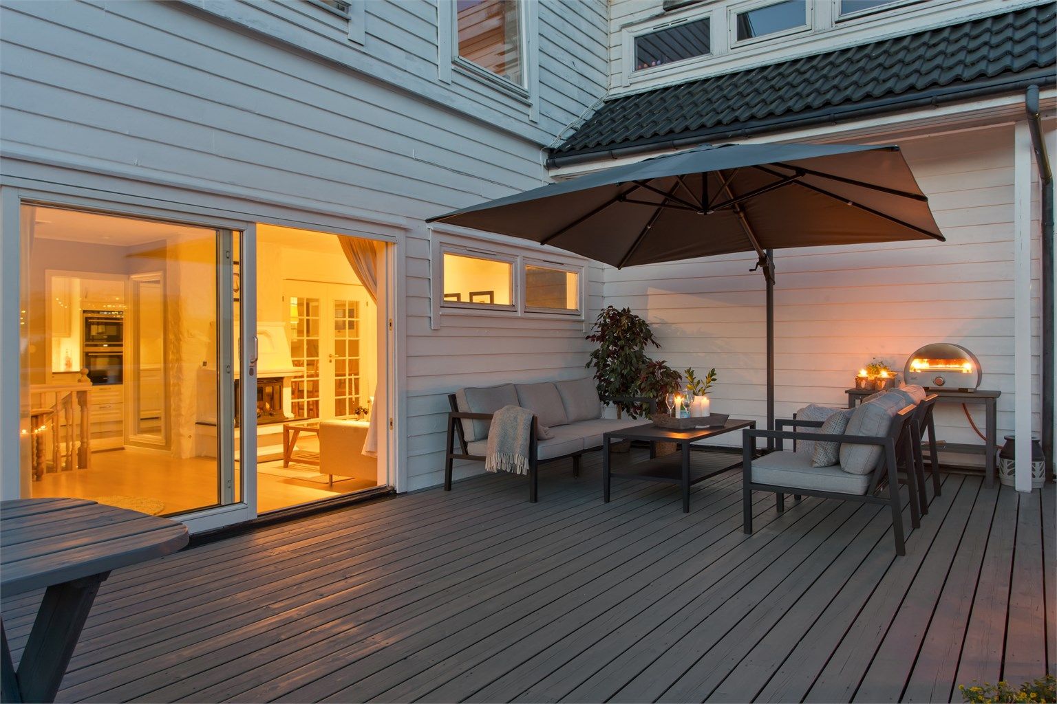 Stor og solrik terrasse på ca 46 kvm med flere soner for møblering.