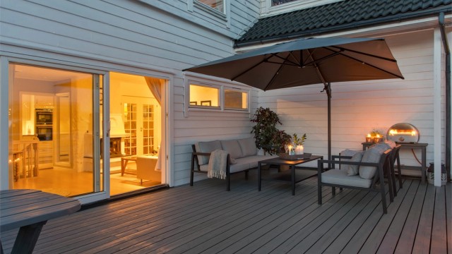 Stor og solrik terrasse på ca 46 kvm med flere soner for møblering.