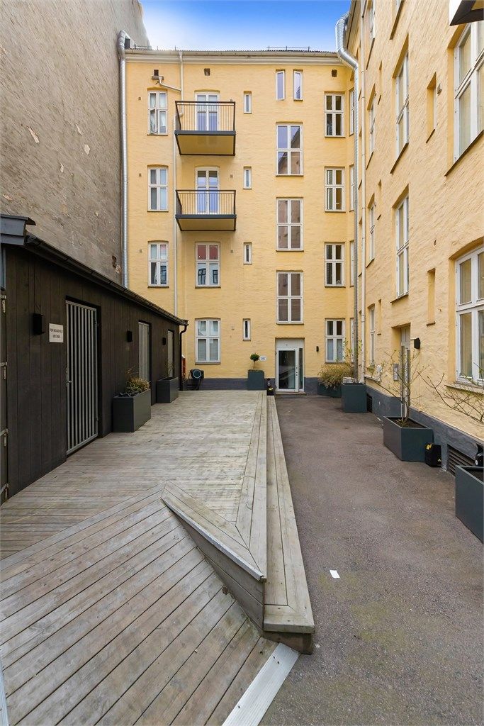 Borettslaget har en skjermet og hyggelig felles bakgård med terrasse og sykkelbod.