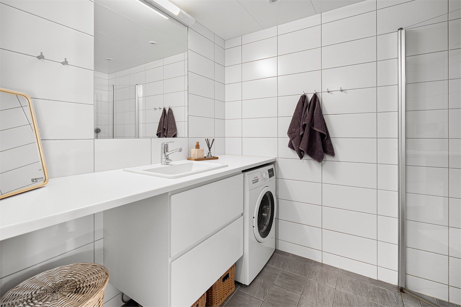 Baderom (prefabrikert baderomsmodul) fra 2019 med opplegg for vaskemaskin, samt mulighet for tørketrommel. Videre er det flislagte gulv med gulvvarme, flislagte vegger og malte himlingsflater med downlights. 