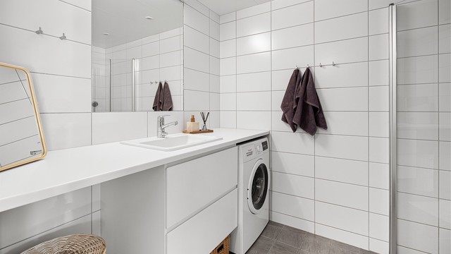 Baderom (prefabrikert baderomsmodul) fra 2019 med opplegg for vaskemaskin, samt mulighet for tørketrommel. Videre er det flislagte gulv med gulvvarme, flislagte vegger og malte himlingsflater med downlights.