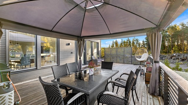 God plass til koselig paviljong på terrassen.