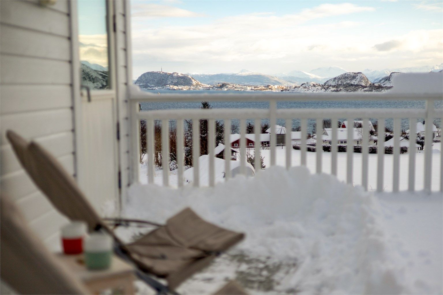 Den store terrassen på ca. 60 m² har gode solforhold og rikelig med plass.