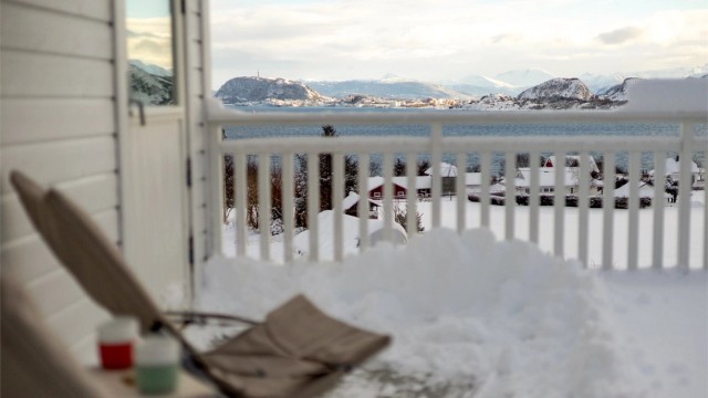 Den store terrassen på ca. 60 m² har gode solforhold og rikelig med plass.