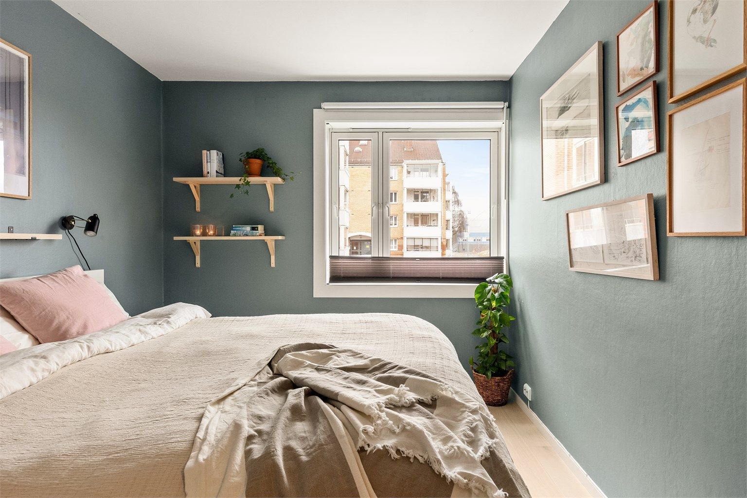 Overflatene er holdt i lune nyanser - perfekte for soverommet!