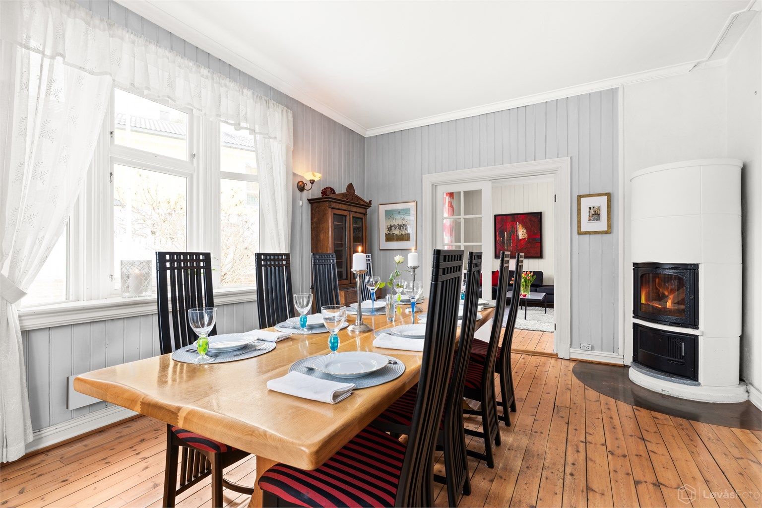 Kombinert vedpeis og parafinovn i rommet for ekstra varme og hygge