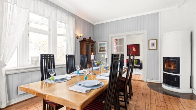 Kombinert vedpeis og parafinovn i rommet for ekstra varme og hygge