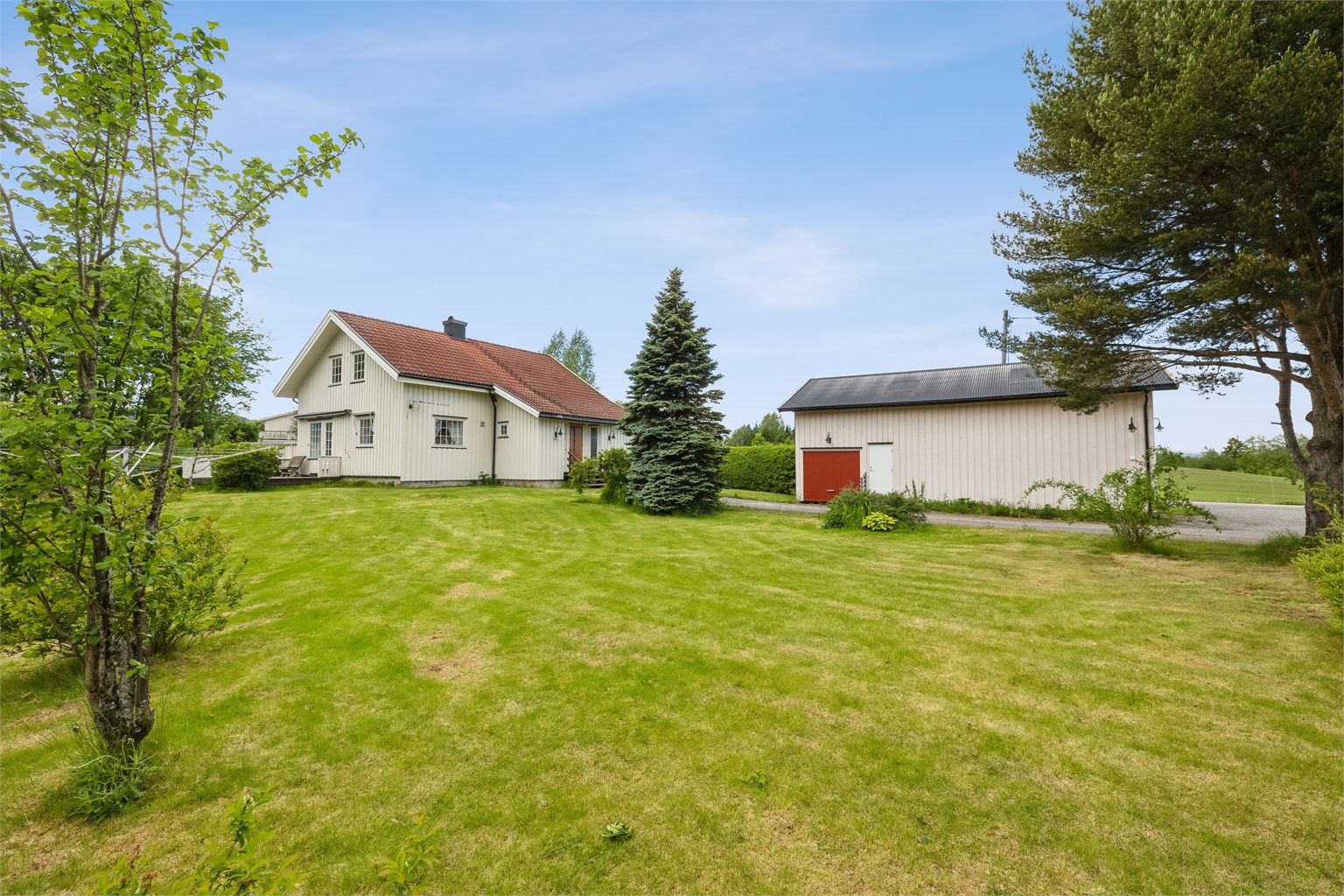 Eiendommen er på ca. 9 800 kvm med eldre enebolig og garasje/uthus på ca. 73 kvm