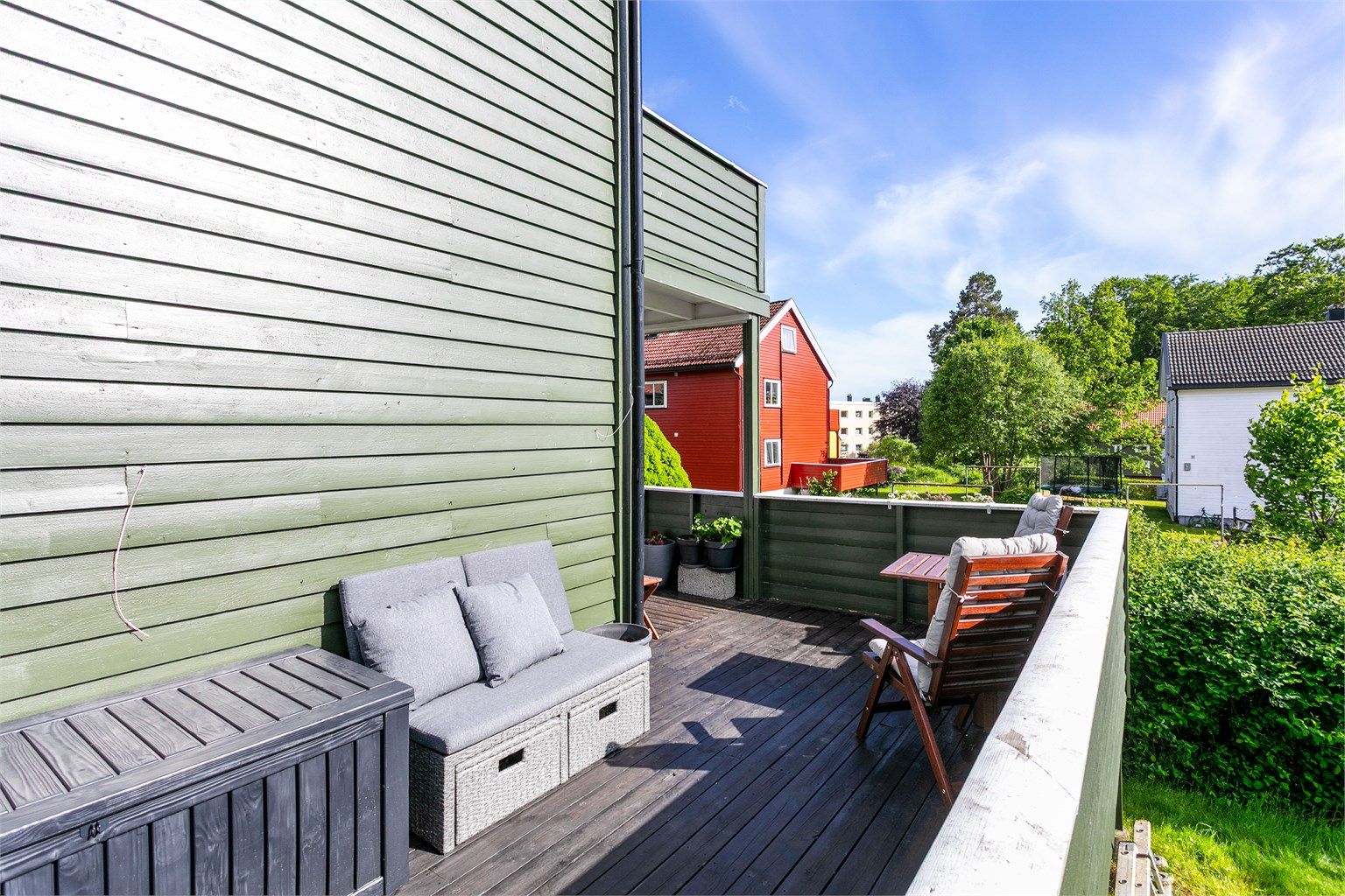 En ekstra stor balkong som strekker seg rundt til vestsiden sikrer tilgang til solen frem til sen kveld sommerstid.