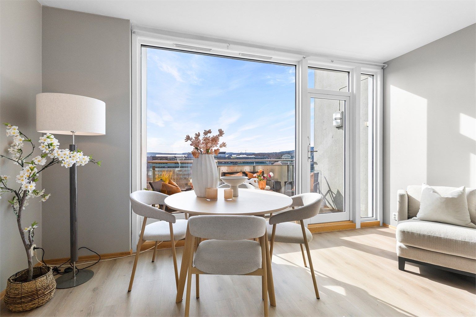 Balkongen har terrassebord, utebelysning og stikkontakt.