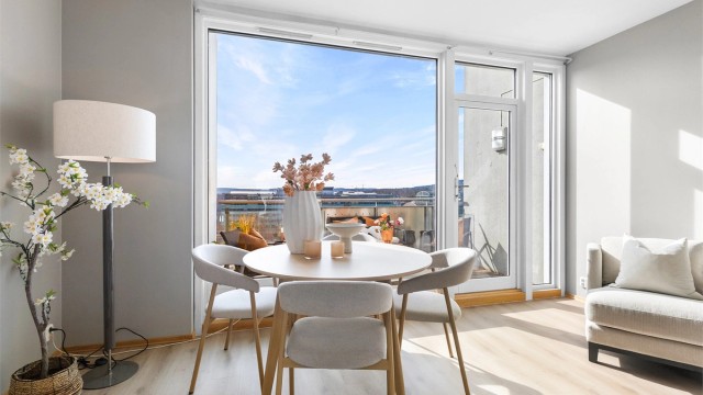 Balkongen har terrassebord, utebelysning og stikkontakt.