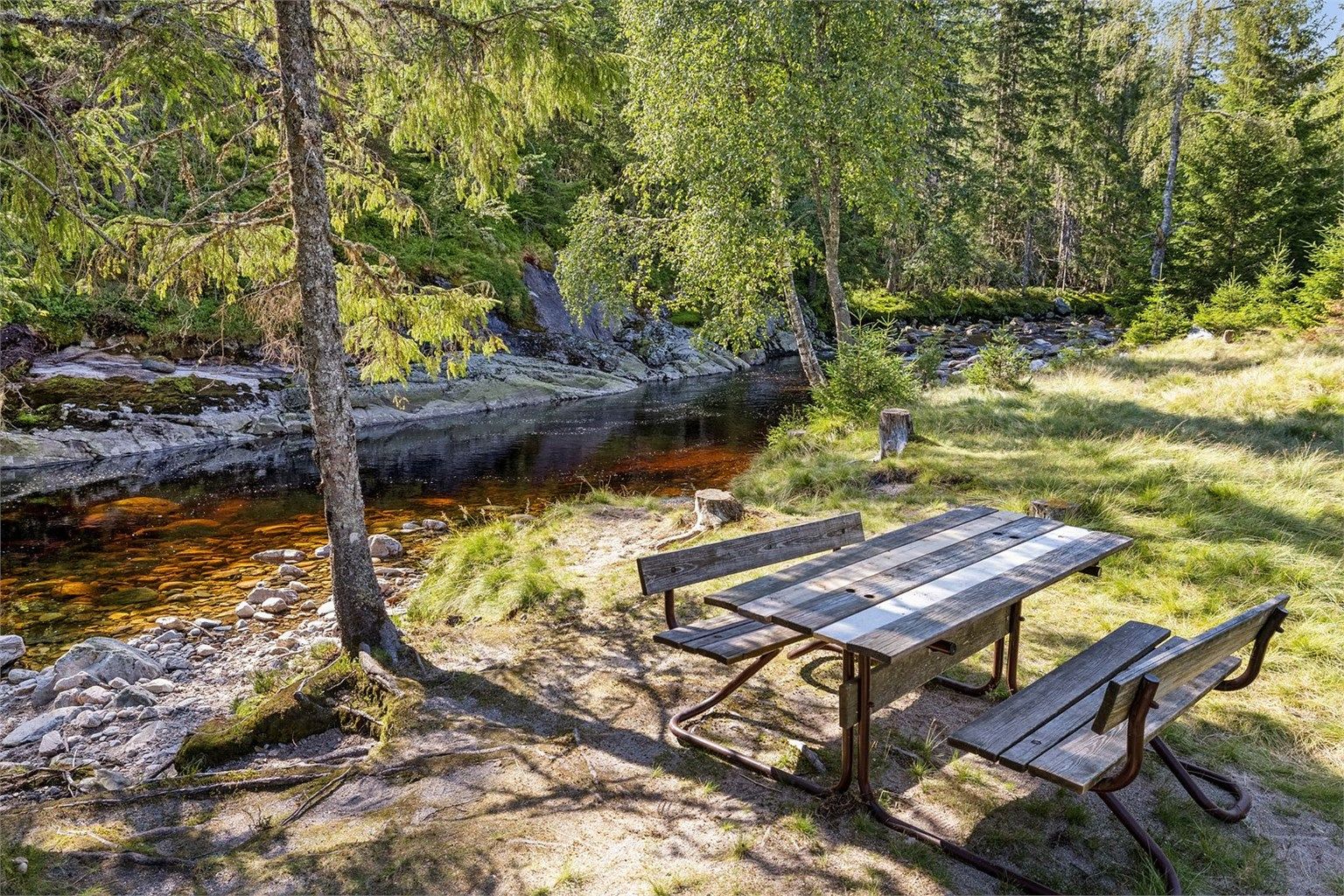Idyllisk badekulp i nærheten av hytta.