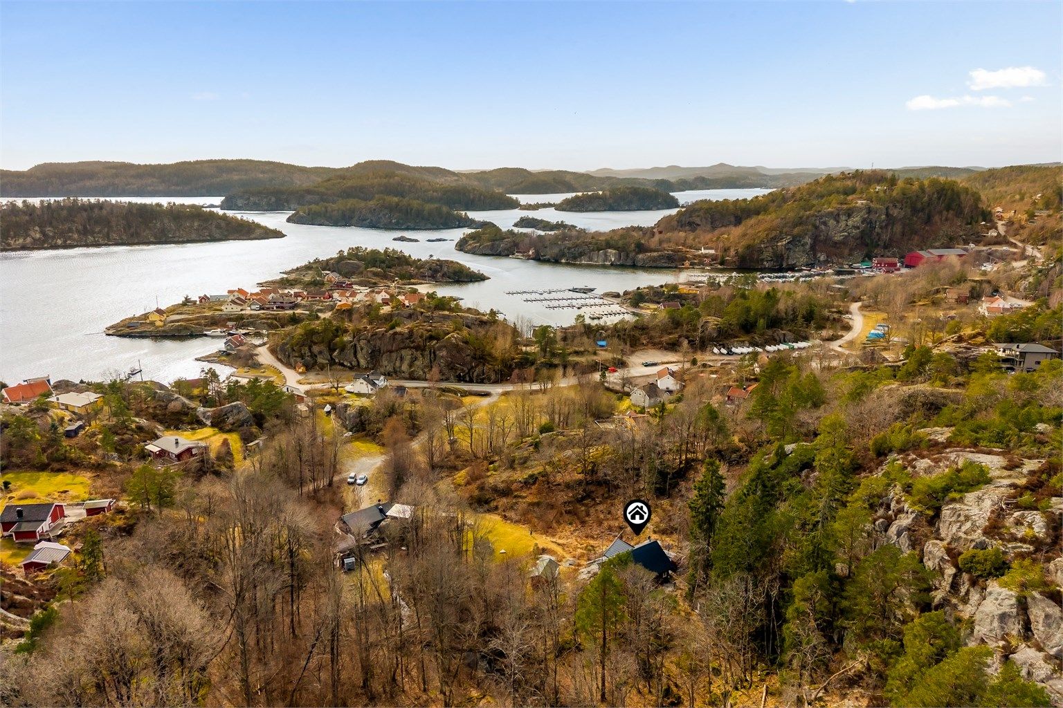 Ved sjøen og skogen.  Skjærgården i området er variert og vakker og det er fine turmuligheter i skog og mark i nærområdet.