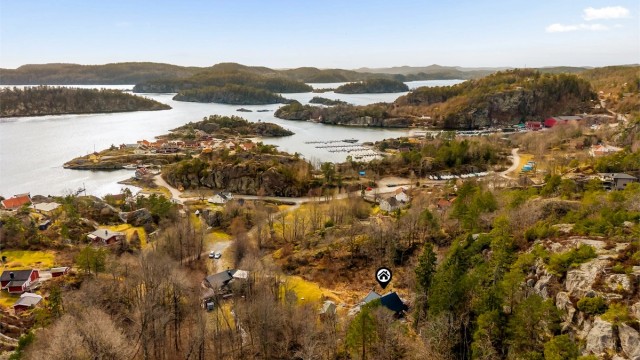 Ved sjøen og skogen. Skjærgården i området er variert og vakker og det er fine turmuligheter i skog og mark i nærområdet.