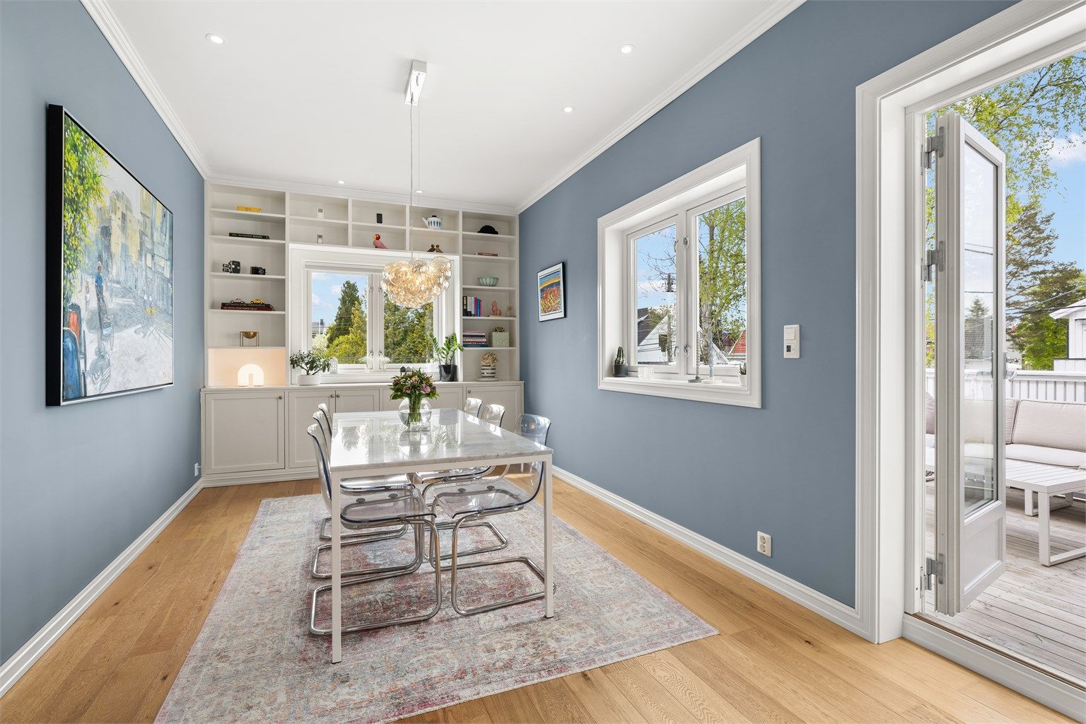 Spisestuen har snekkerbygd innredning, gulvarme  og utgang til stor balkong mot vest og nord