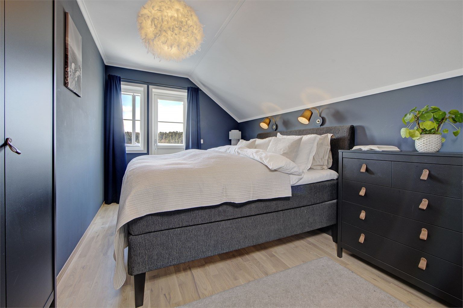 Hovedsoverom med god plass til stor dobbelt seng, kommoder og skap.