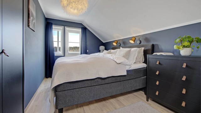 Hovedsoverom med god plass til stor dobbelt seng, kommoder og skap.