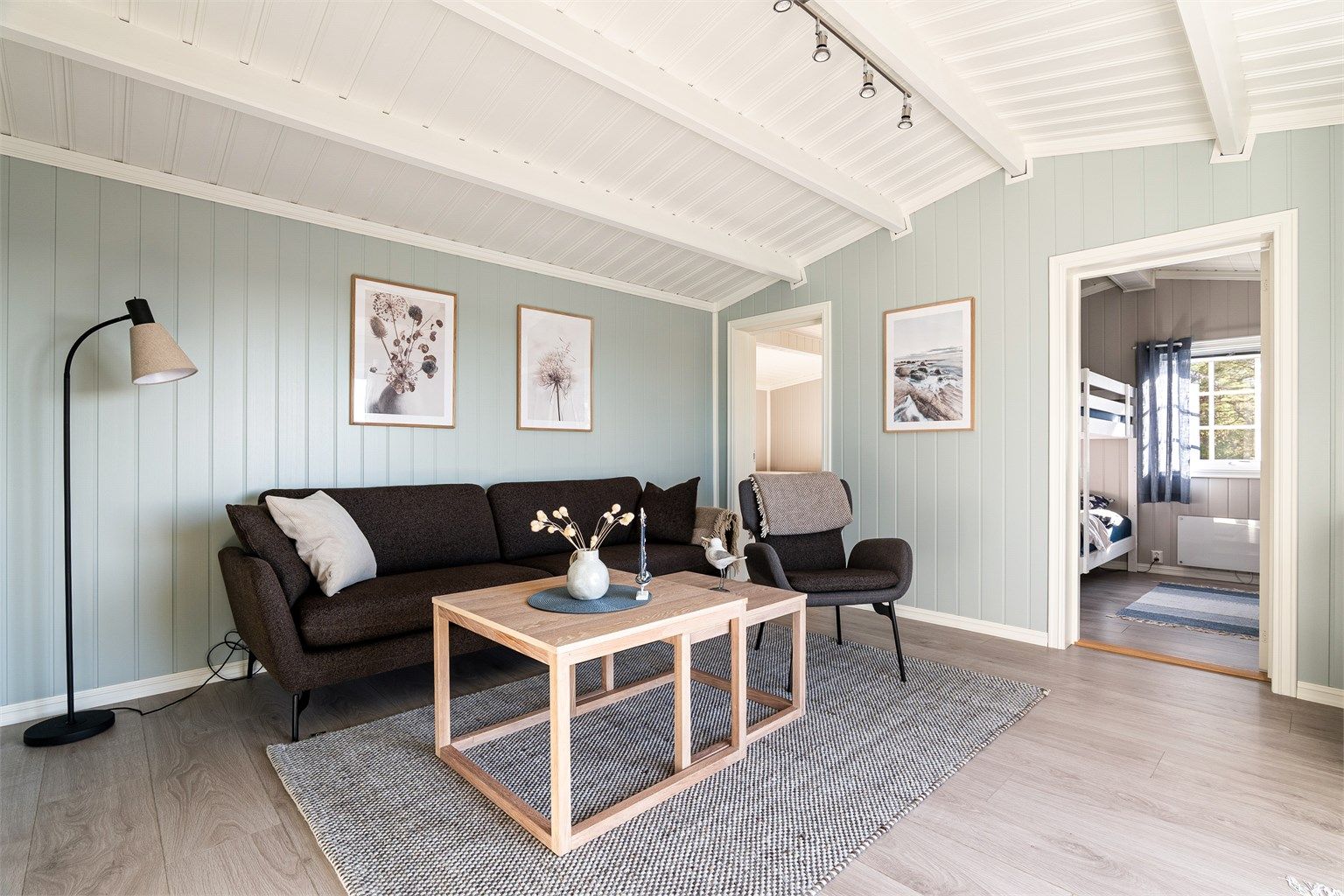 Samtidig med oppføring av tilbygg i 2017 ble hyttas indre vesentlig oppgradert, blant annet med nye overflater på gulv og vegger.