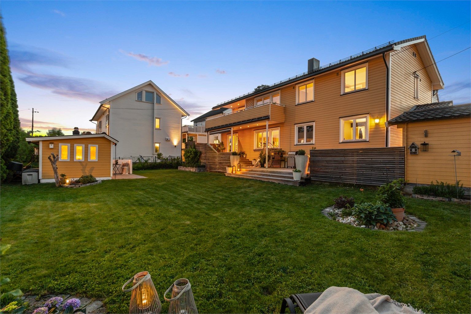 Hel tomannsbolig med sentral beliggenhet på Karlsrud. Garasje og utestue. Flere usjenerte uteplasser.