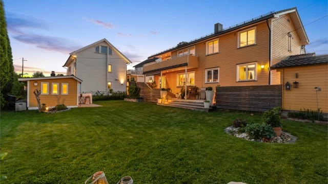 Hel tomannsbolig med sentral beliggenhet på Karlsrud. Garasje og utestue. Flere usjenerte uteplasser.