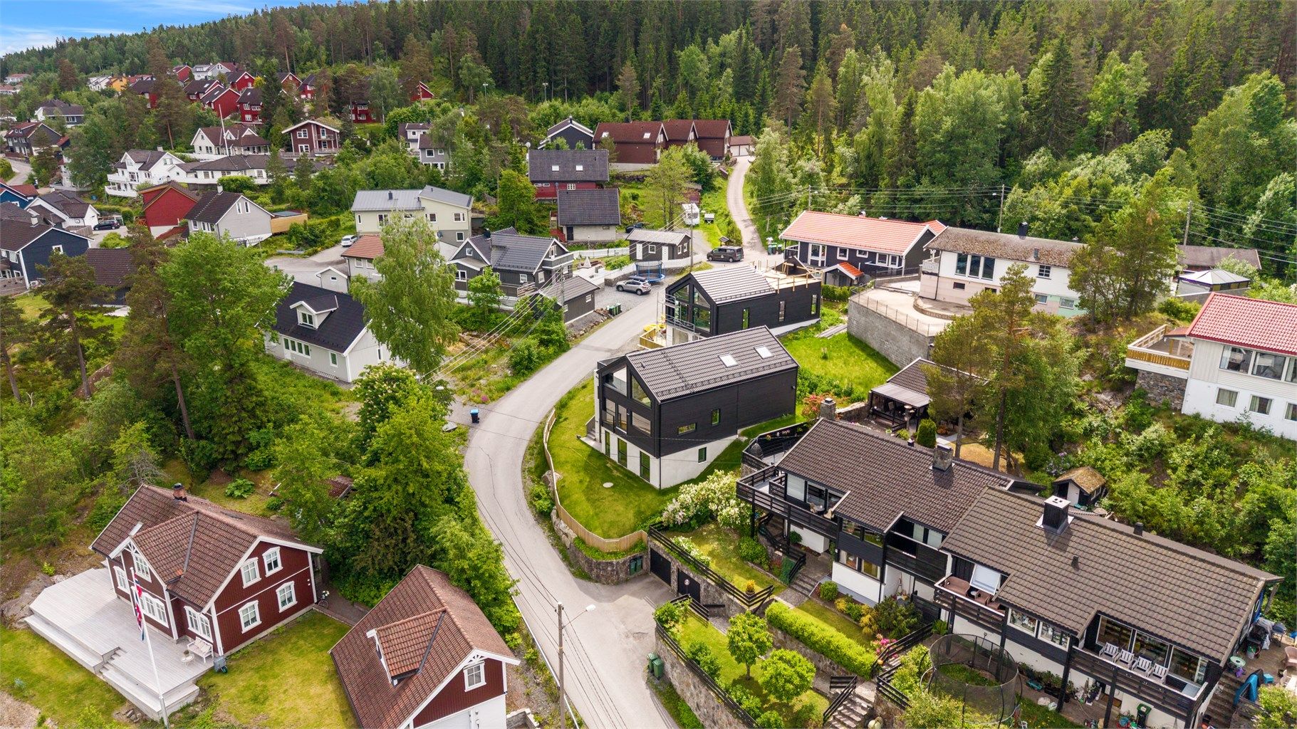 Eiendommen ligger høyt og fritt med umiddelbar nærhet til Rælingsåsen, i et barnevennlig og trafikkstille område.