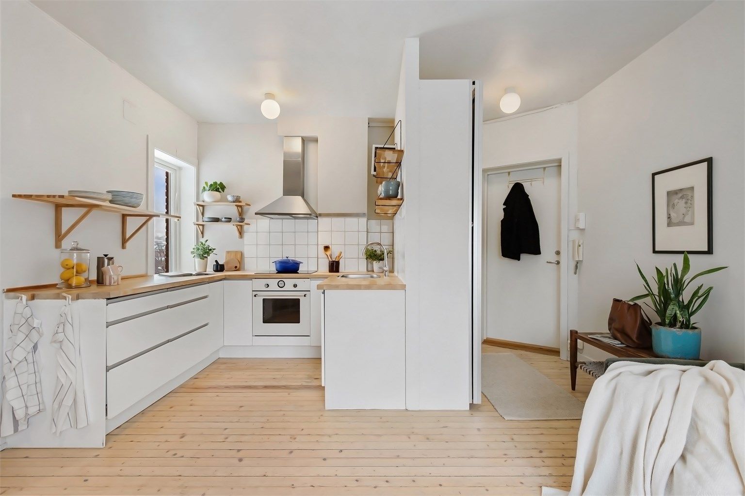 Kjøkkenet er utstyrt med integrert kjøleskap, fryser, oppvaskmaskin, stekeovn og induksjonstopp, samt vegghengt ventilator tilkoblet avtrekk