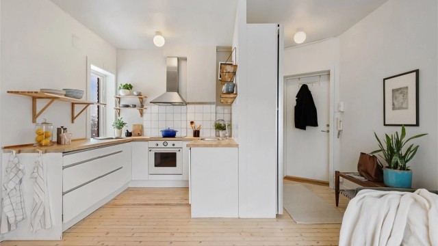 Kjøkkenet er utstyrt med integrert kjøleskap, fryser, oppvaskmaskin, stekeovn og induksjonstopp, samt vegghengt ventilator tilkoblet avtrekk
