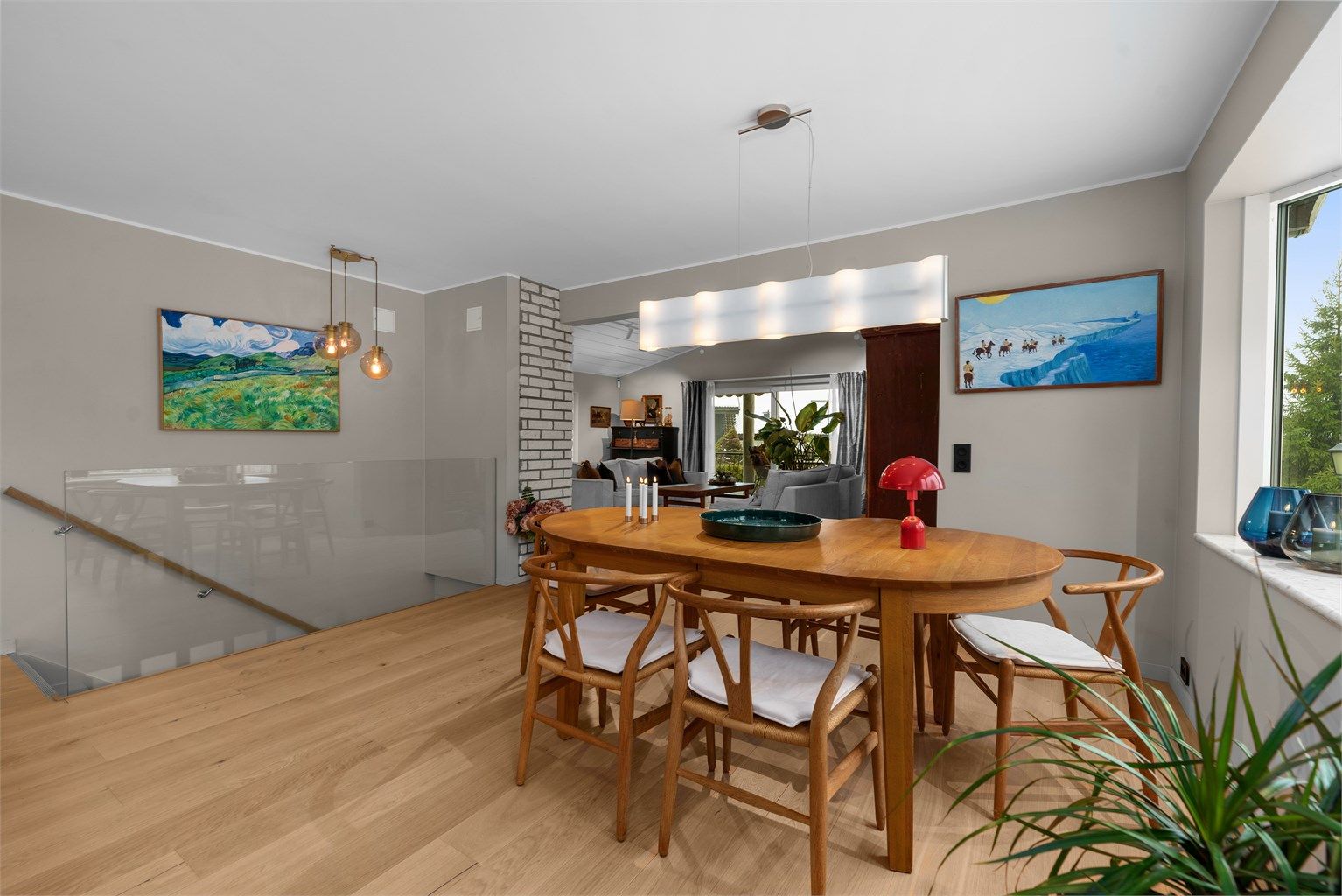 Etasjen varmes opp med vedfyring, varmepumpe og varmefolie i gulv.