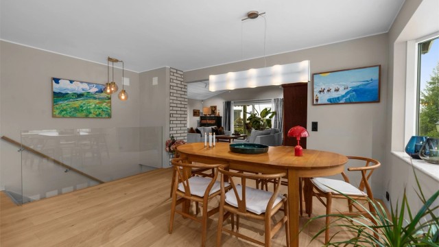 Etasjen varmes opp med vedfyring, varmepumpe og varmefolie i gulv.