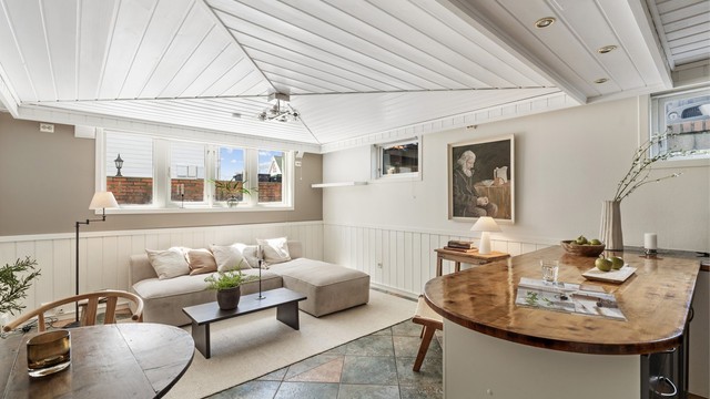 God plass til sofagruppe med tilhørende møblemet, samt mindre spisebord (Foto: Martin Nordbø).
