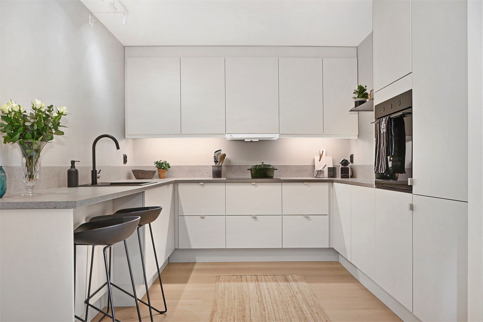 Leiligheten har et eksklusivt og velutstyrt HTH-kjøkken med integrerte hvitevarer og god benkeplass.