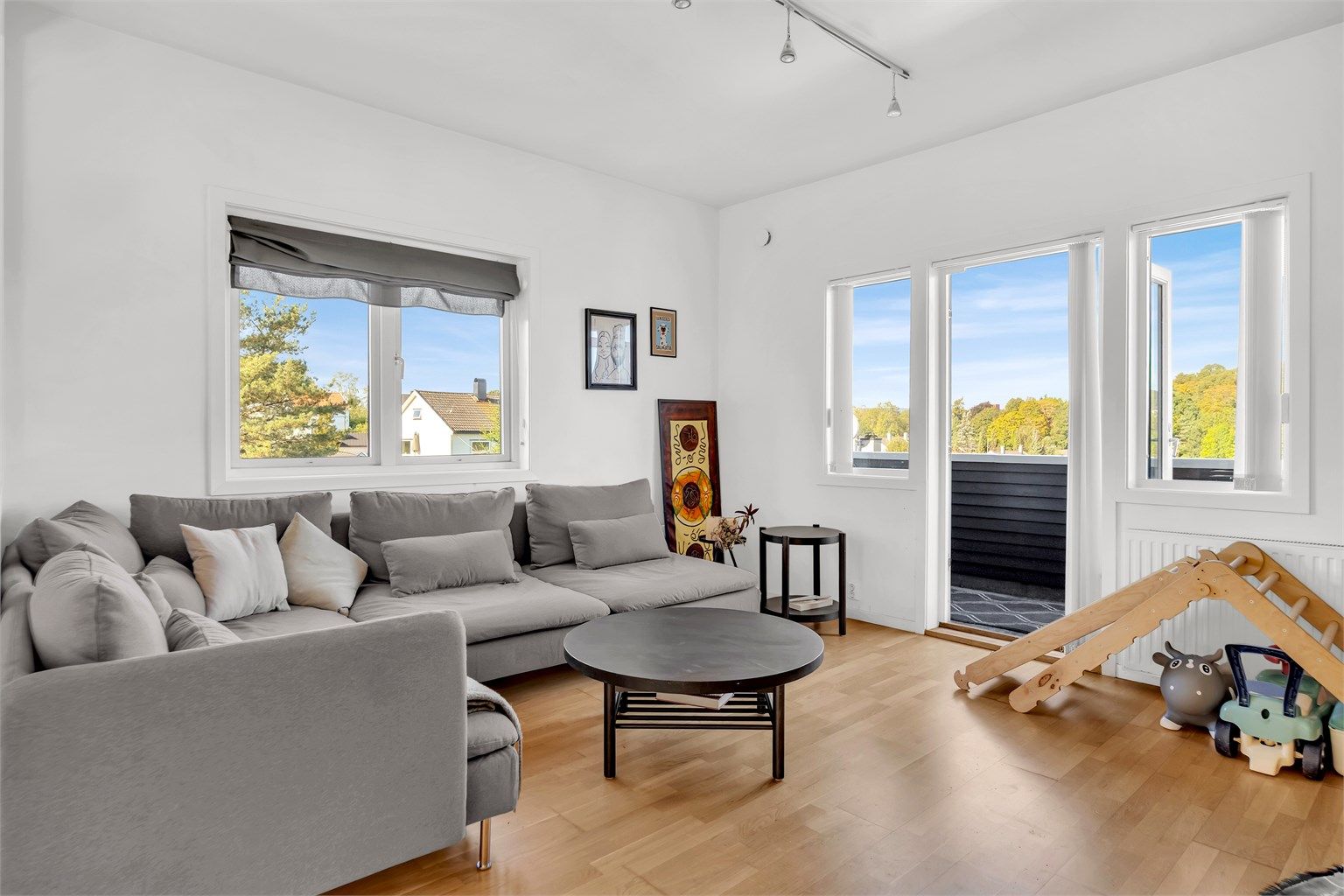 Romslig stue med god plass til både sofagruppe og spisebord.