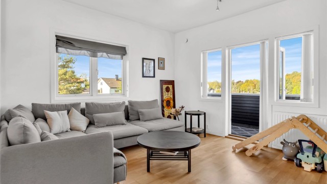 Romslig stue med god plass til både sofagruppe og spisebord.