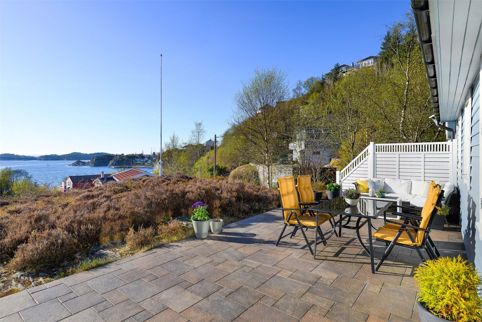 Det er fantastisk utsikt over Hjeltefjorden og skjærgården mellom Askøy og Sotra.