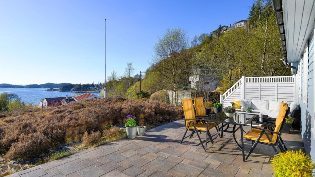 Det er fantastisk utsikt over Hjeltefjorden og skjærgården mellom Askøy og Sotra.