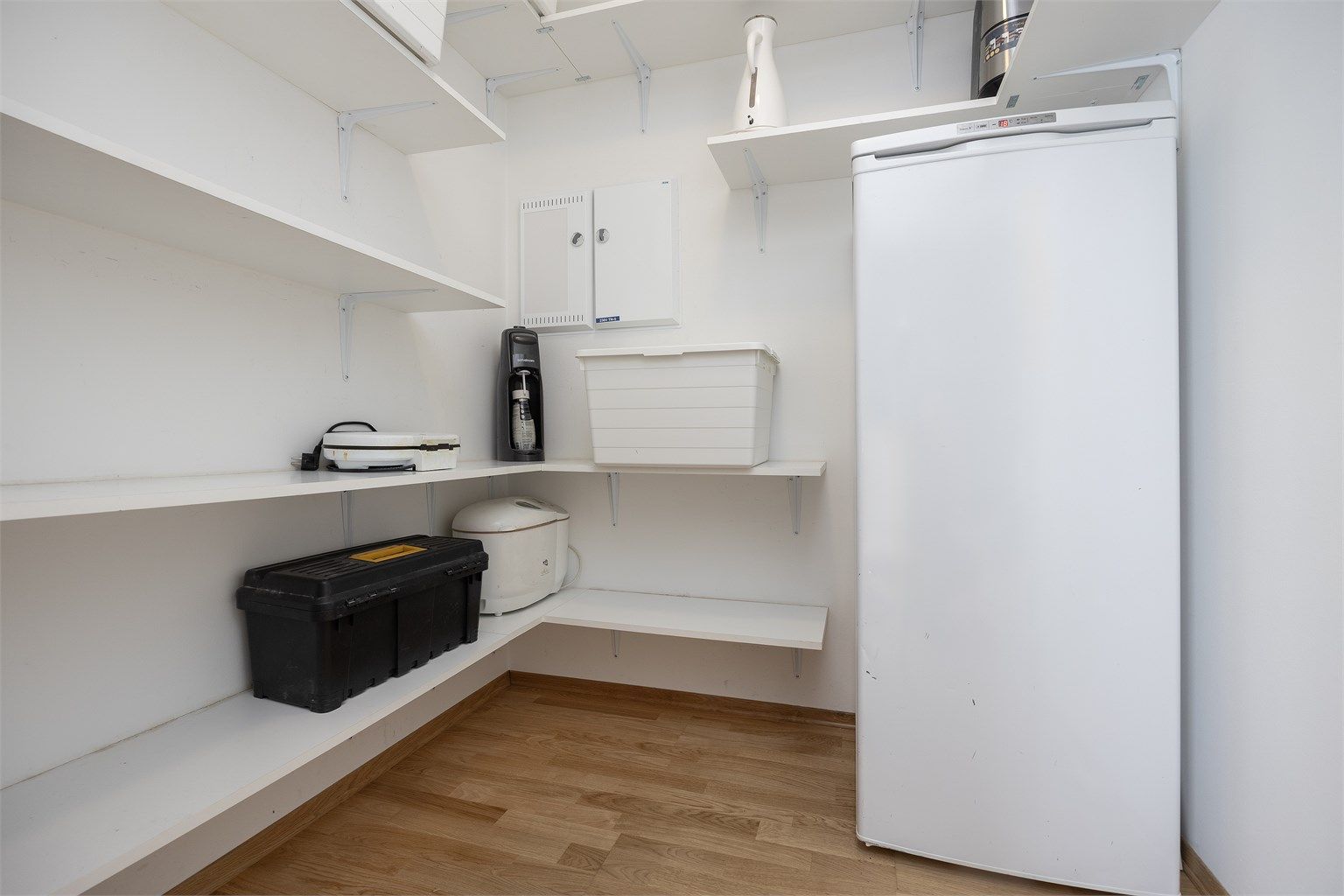 Praktisk omkledningsrom / innvendig bod er fleksibel for bruk. Her kan det installeres kjøkken slik at en kan lage hybeldel til utleie. Se alternativ plantegning