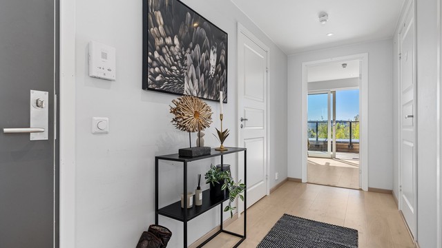 Entréen har plass til garderobeløsning