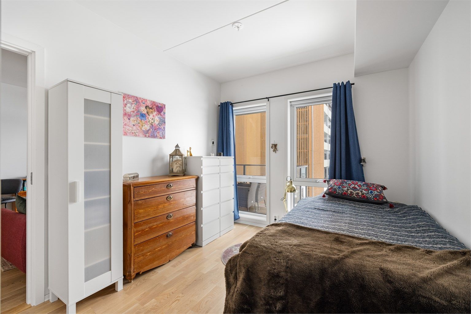 Rommet har samme gjennomgående parkett som i resten av leiligheten.