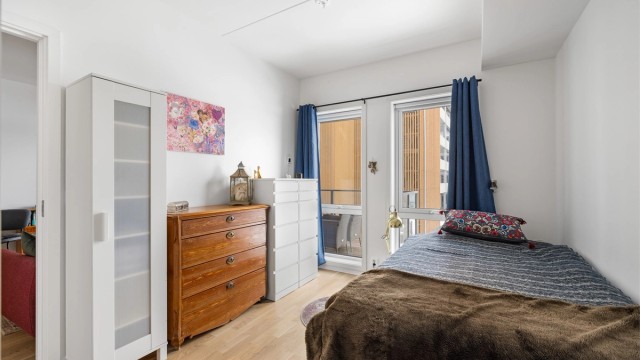 Rommet har samme gjennomgående parkett som i resten av leiligheten.